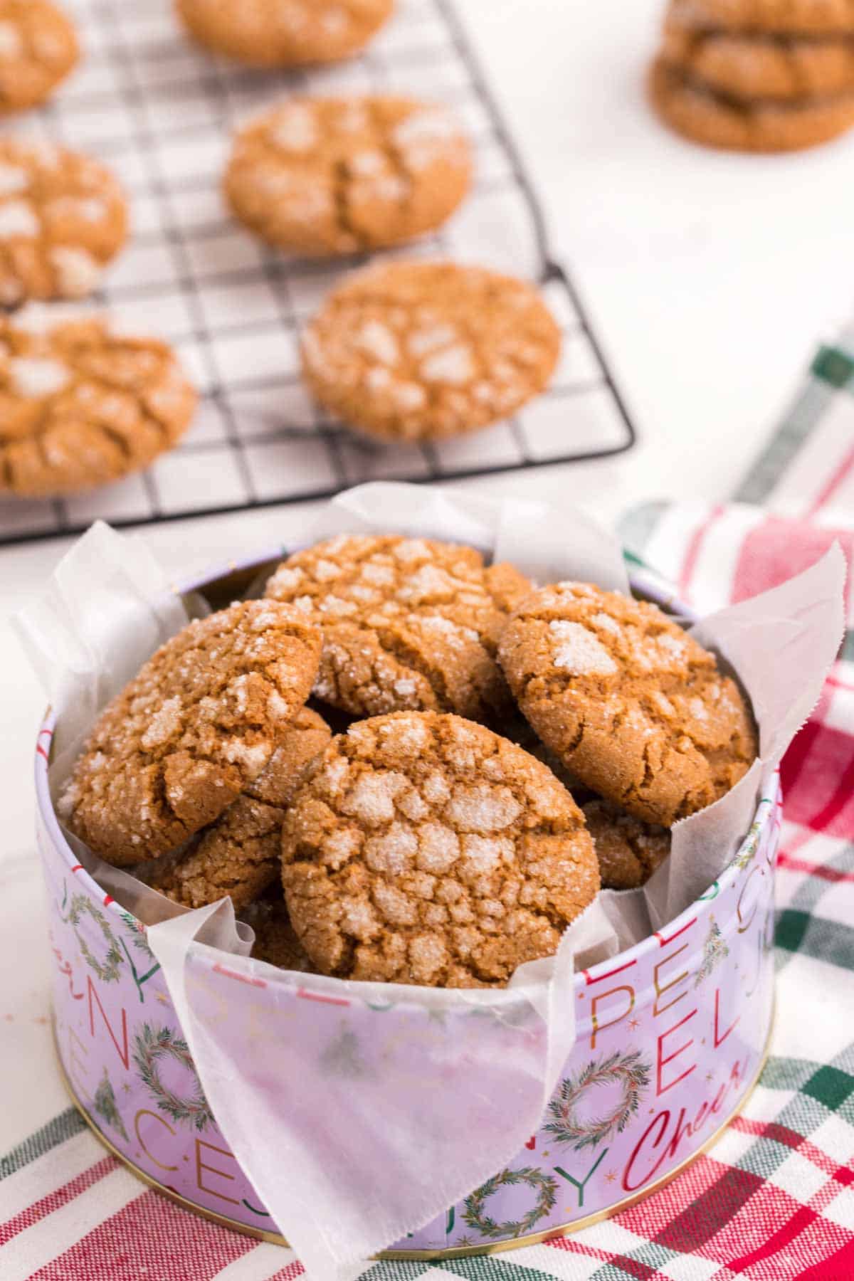 A tin of gingersnap cookies.
