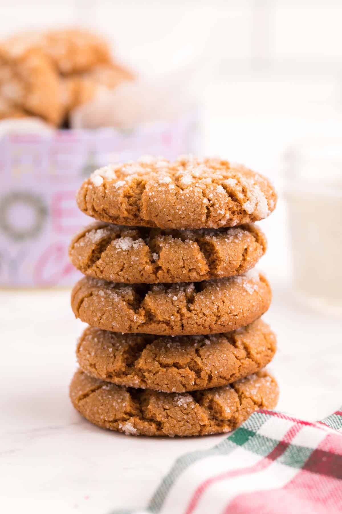 Five gluten free ginger snaps stacked straight up.